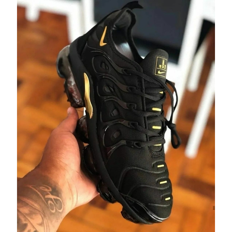 Vapormax plus preto e dourado sale original