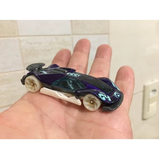 super carro Hot Wheels azul roda branca brilha no escuro fosforescente