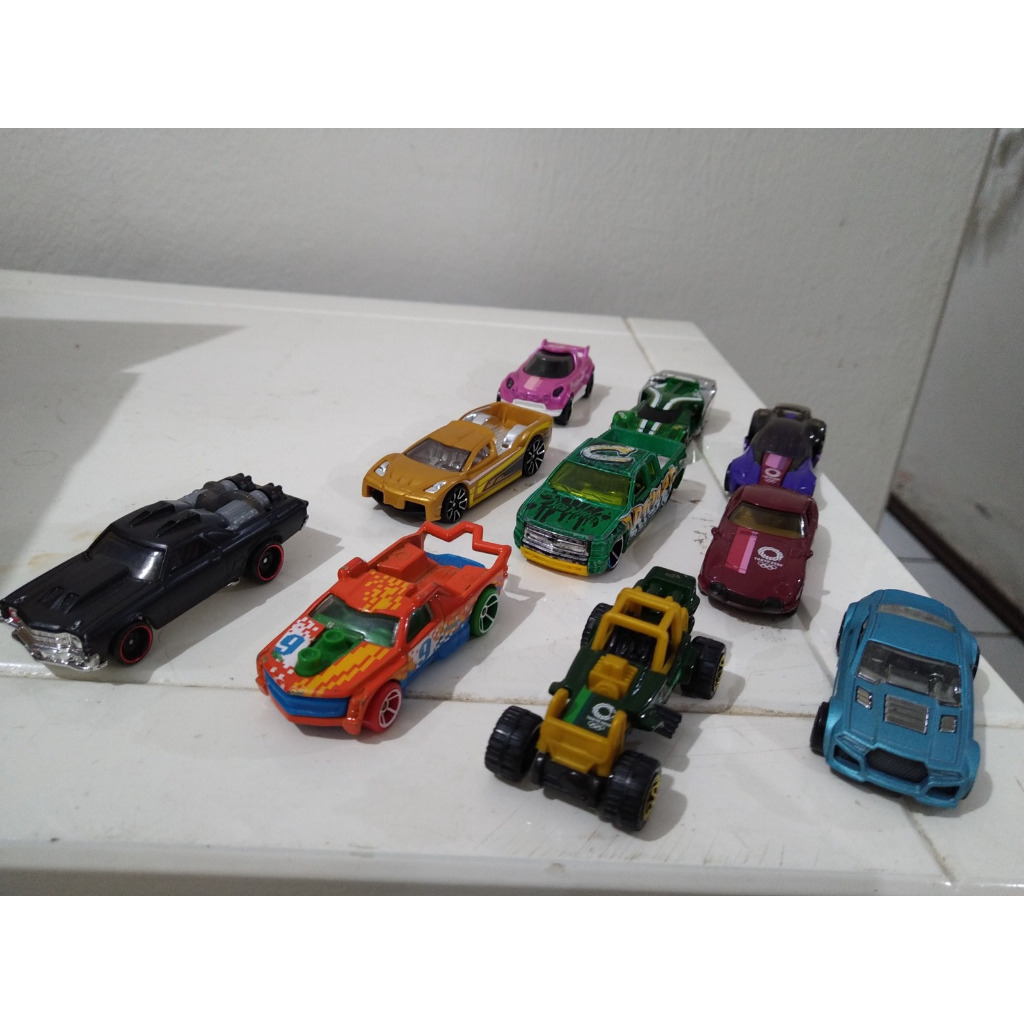 Kit com 15 carrinhos Hot Wheels Mattel - Modelos sortidos sem repetição