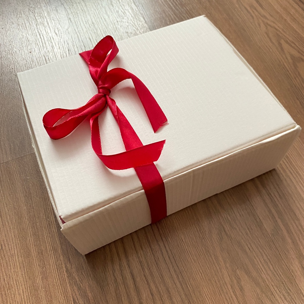 Caixa de Papelão para presente com papel de seda e fita de cetim 20x16x7cm