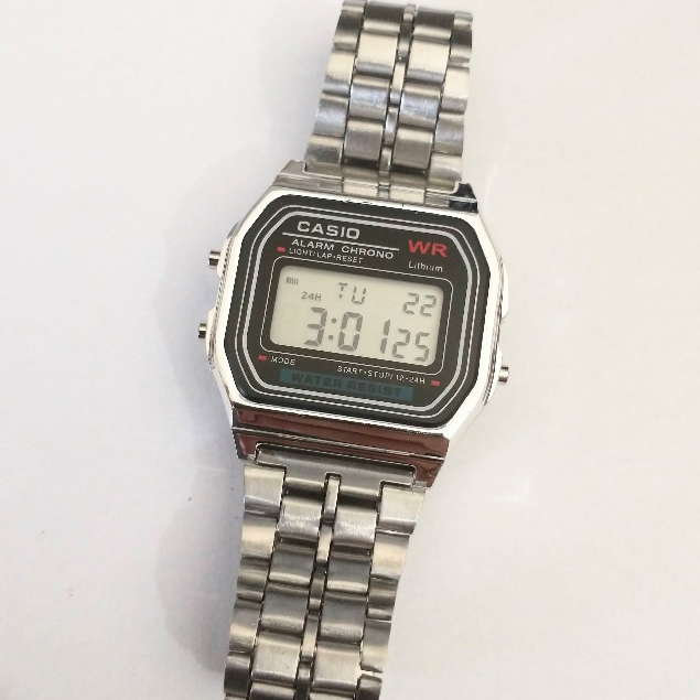 Relógio Casio Retro Prata Pulseira de Aço Dourado