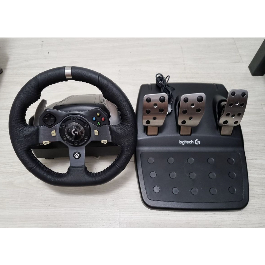 Lote 5373 - LOGITECH, VOLANTE GAMING - Modelo G27. Acessórios incluídos:  pedais, caixa de velocidades, fonte de alimentação e documentação. Volante  similar à venda por € 327. Nota: como novo, na caixa.