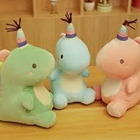 Chaveiro De Pelúcia Dinossauro Fofinho Com Chapéu - 12cm