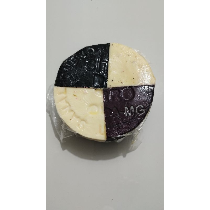 Kit 4 queijos parmesão grande 1kg(tradicional, temperado, capa preta e capa roxa)