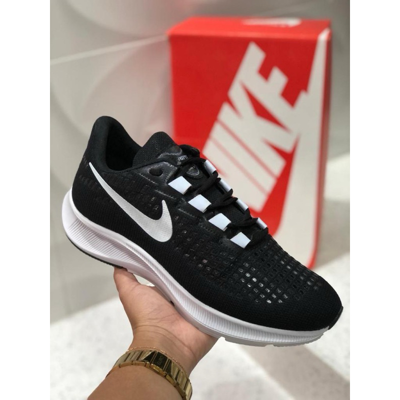 White and black nike hot sale zoom