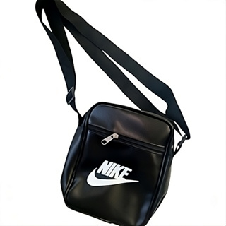 Nike Bolsa esportiva média Brasilia Training, bolsa durável para mulheres e  homens com alça ajustável, azul-marinho/preto/branco