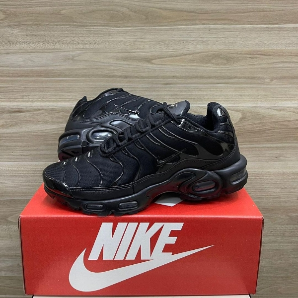 Triple black nike sale air max plus