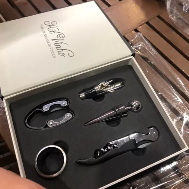 Kit Vinho Livro 5 Peças Corta Lacre Bico Dosador Anel Salva Gotas Abridor Dosador Canivete Saca Rolhas p/ Decoração Amigo Secreto Aniversário
