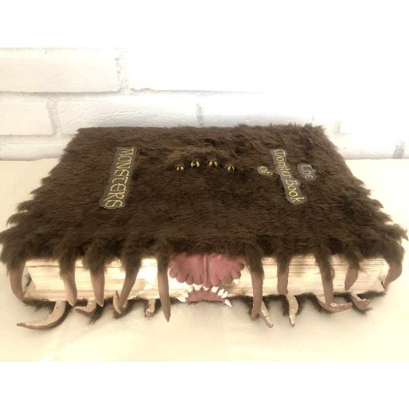 Livro Monstruoso dos Monstros Harry Potter caixa de mdf 35 x 28 cm