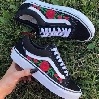 Vans old skool preto com sales flores vermelhas