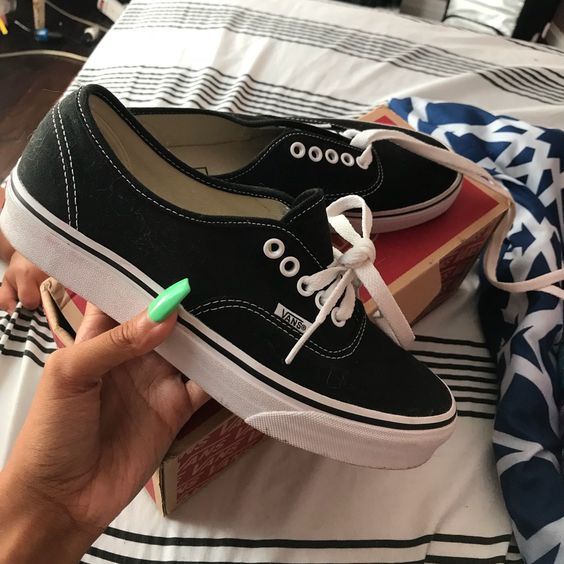 Tênis Vans Authentic Preto e Branco