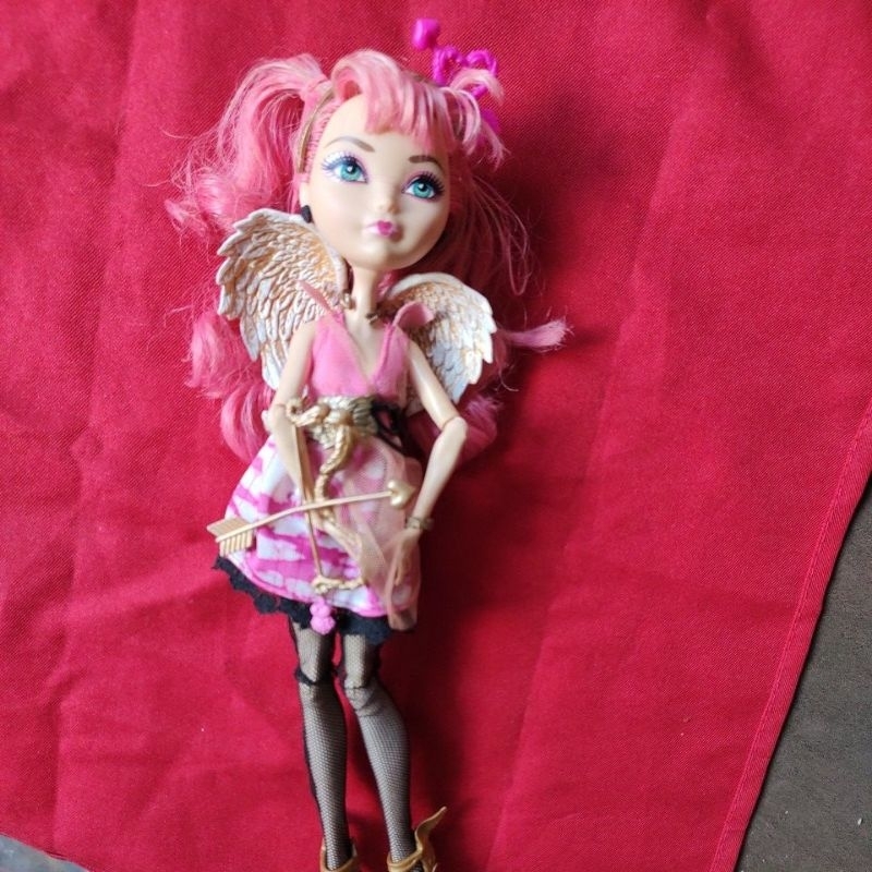 Ever After High C.A. muñeca de cupido