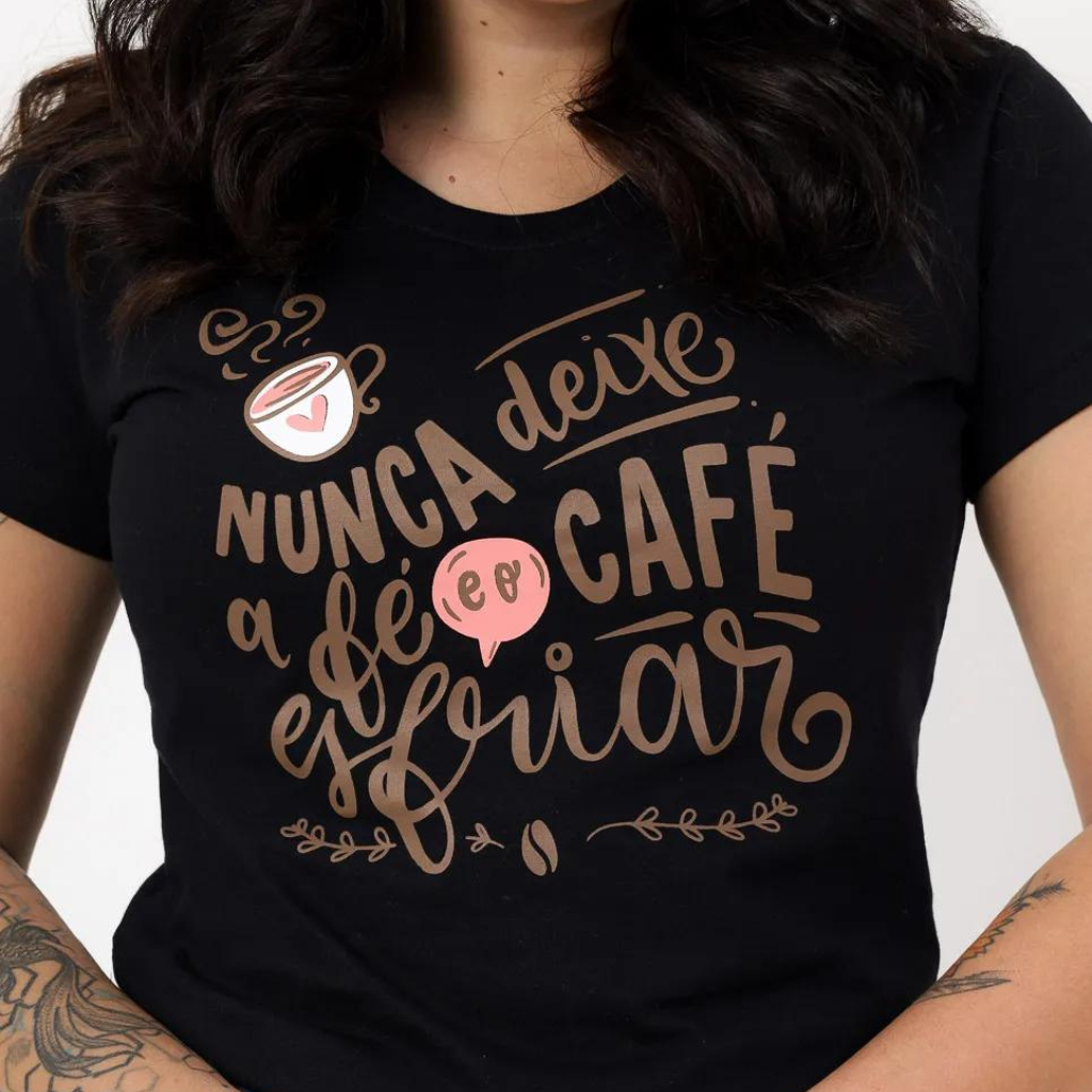 Blusa Feminina T Shirt FRASES Café Algodão Estampada Bordada Coleção Cafelovers e Copa do Mundo 2022