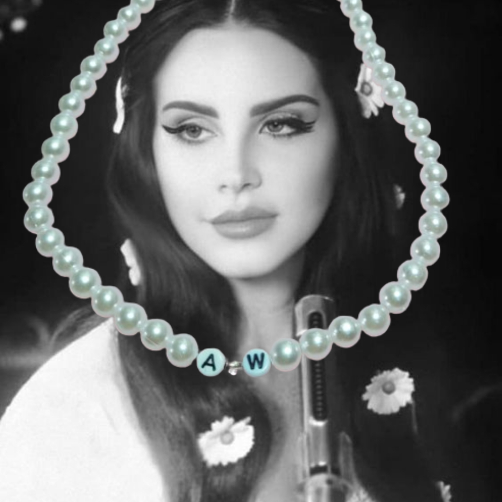 Colar/chocker Lana Del Rey A&W - Pérolas e letras | Shopee Brasil