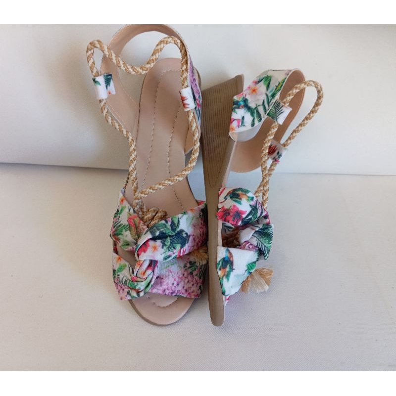 sandália Anabela de amarrar no tornozelo