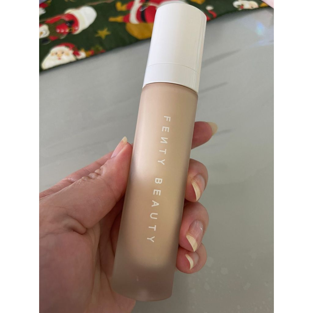 BASE LÍQUIDA DE LONGA DURAÇÃO FENTY PRO FILT'R SOFT MATTE LONGWEAR  FOUNDATION - USADA