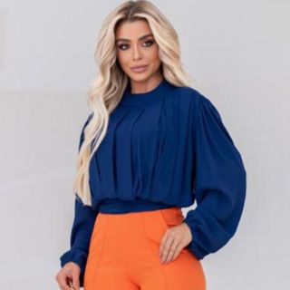Blusa Feminina com Detalhe Prensada na Frente e Facha na de Amarrar na Cintura com Botão na Gola O