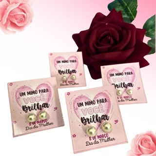 30 pares de brinco pérola com tag Dia da Mulher mimo para cliente em Oferta na Shopee