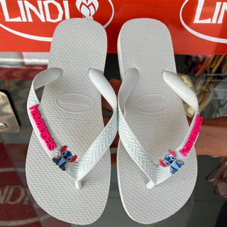 CHINELO HAVAIANAS TOP BRANCA FEMININA E MASCULINA PERSONALIZADA COM PINGENTE LOGOMARCA + PINGENTE STITCH SANDÁLIA CHINELA HAVAIANA DECORADA COM PINGENTES