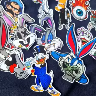 44 adesivos stickers envernizados gangstar 4:20 agente do caos sketch 59dlove 46 joker la casa de papel coelho tio patinhas