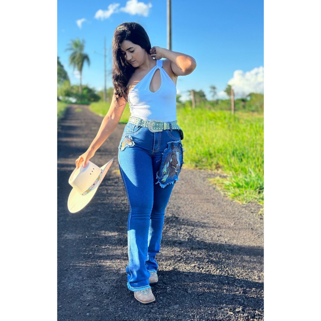 Calça Mom em Jeans com Bordados no Cós e Bolsos Azul