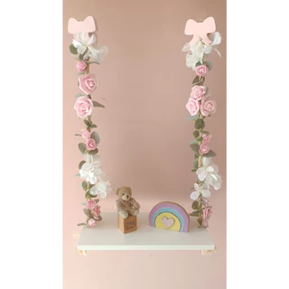 Prateleira suspensa de cordas com flores e laços
