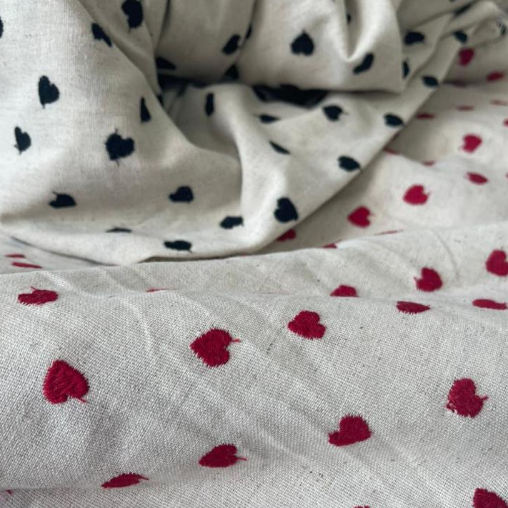Tecido linho bordado coração poá 1 metro x 1,30 largura. Poá. Rústico