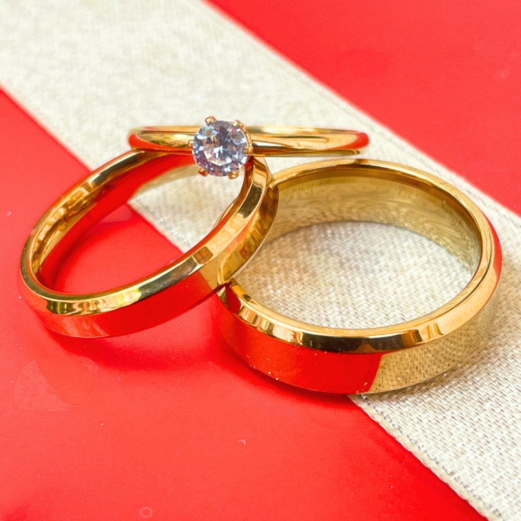 Kit de Alianças Douradas Chanfradas Com Anel Solitário Noivado Casamento 2 Tamanhos