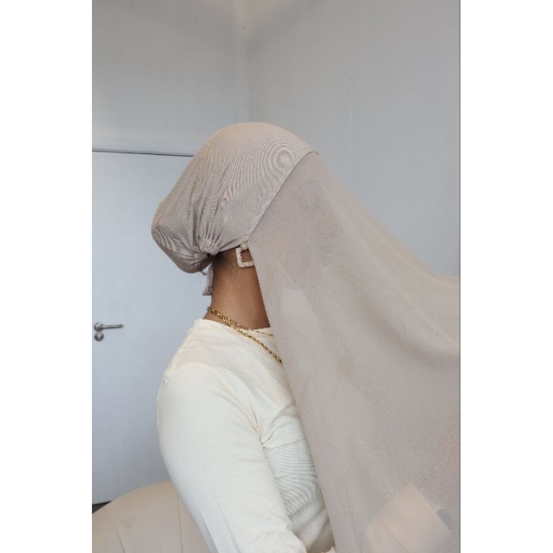 hijab com touca acoplada fechada atrás.