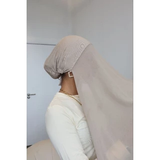 hijab com touca acoplada fechada atrás.