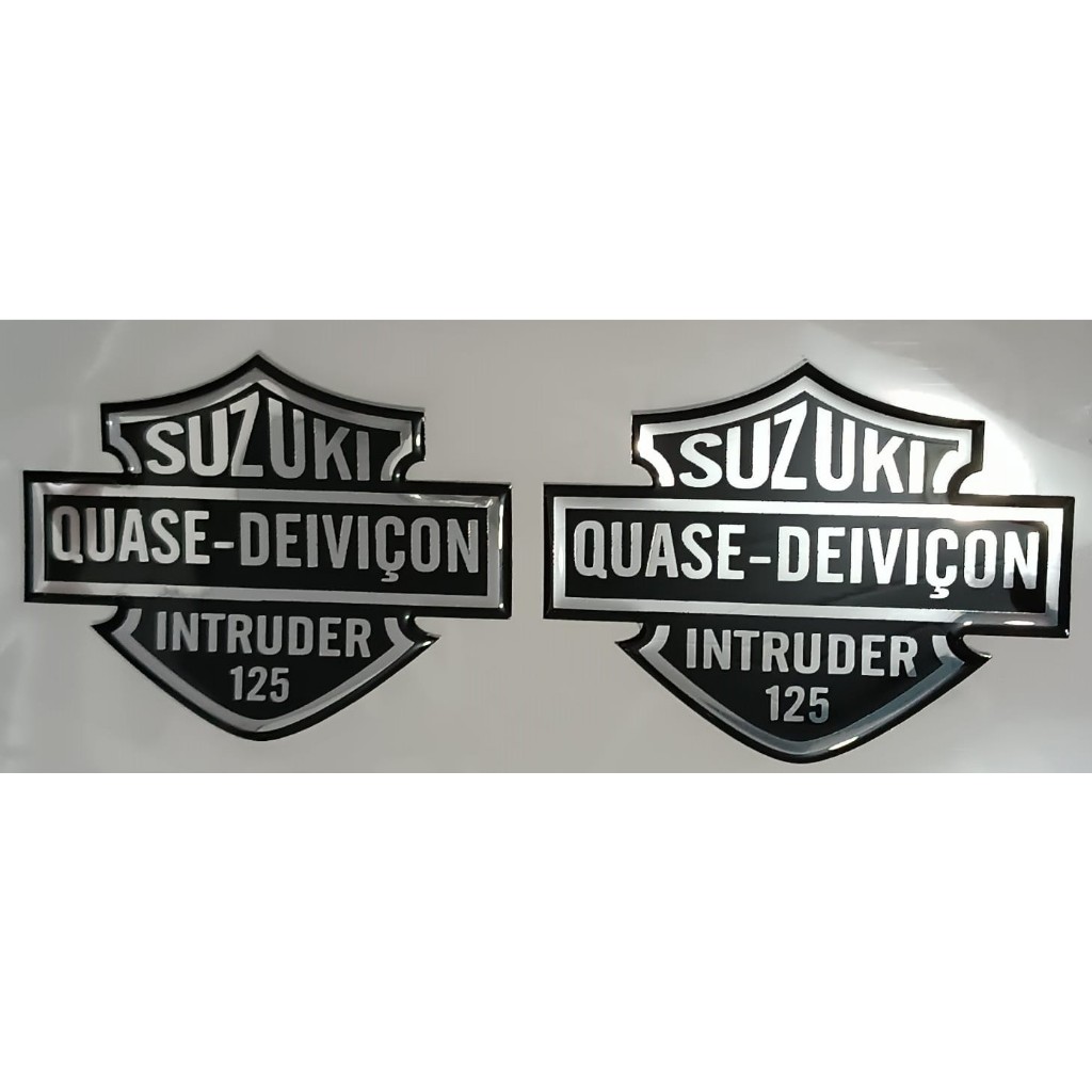 Par de Adesivos Alto Relevo Resinados 3D Suzuki Quase Deiviçon para Moto Customizado Engraçado