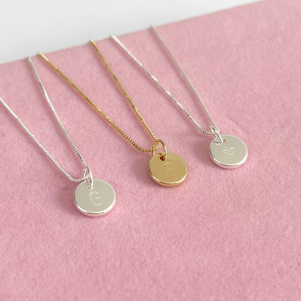 Colar Personalizado Inicial (Punção) - Tamanho P (Personalize com Letras, Números e Símbolos) Banhado a Prata 925 ou Banhado a Ouro 18K