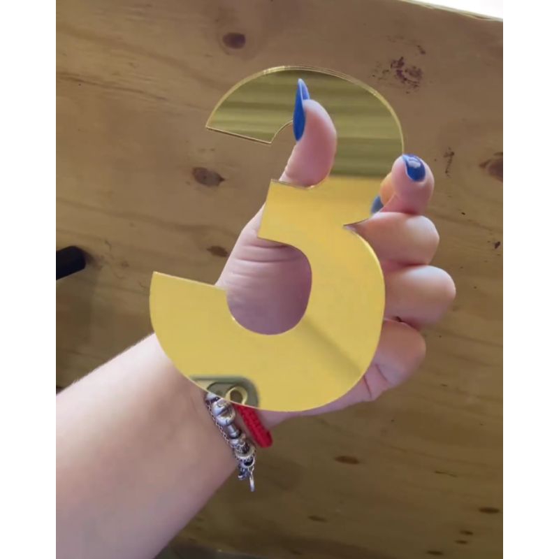 KIT 3 NÚMEROS RESIDENCIAIS EM ACRILICO 13cm – DOURADO ESPELHADO