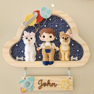 Porta maternidade menino nuvem madeira pinus astronauta cachorros em feltro pastor alemão e husky siberiano