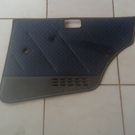 Forro da porta traseira direita Fiat uno 2004.