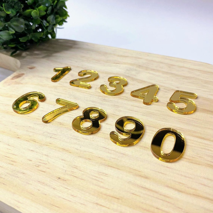 Números em acrílico espelhado dourado 3 cm, 5 cm ou 6 cm 10 unidades.
