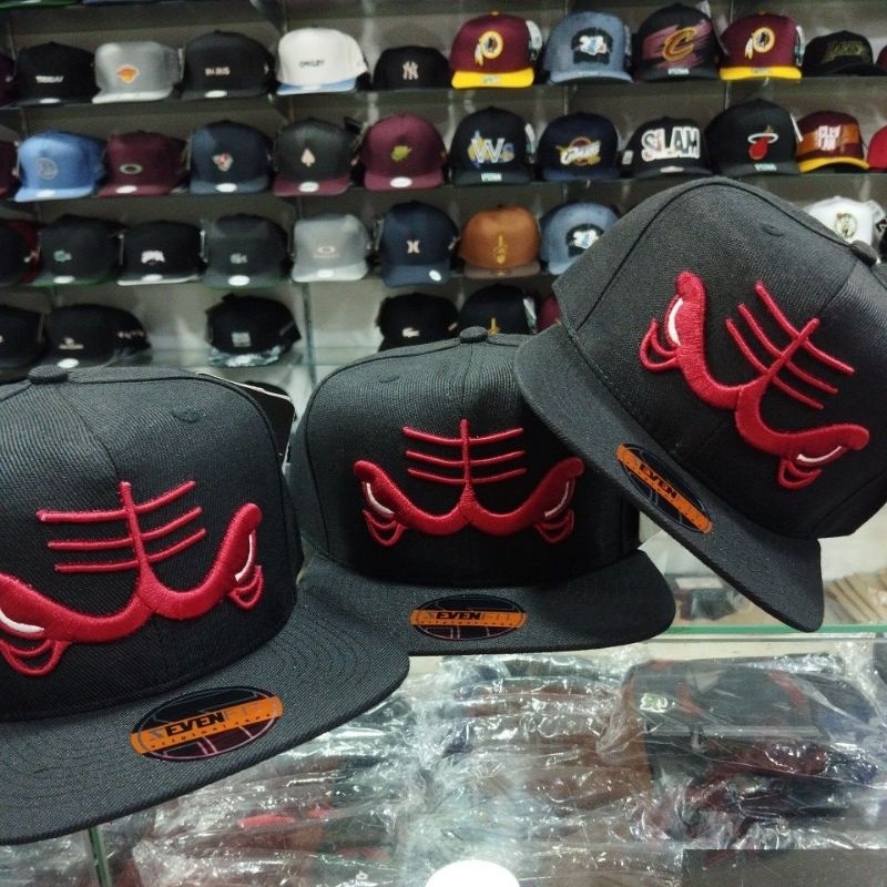 Boné Chicago Bulls preto bordado NBA retrô aba reta com regulagem snapback