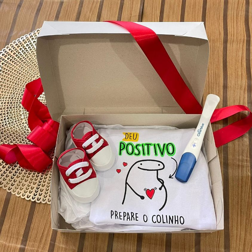 Caixinha Revelação de Gravidez Surpresa com Body Manga Curta e Sapatinho Anúncio Grávida