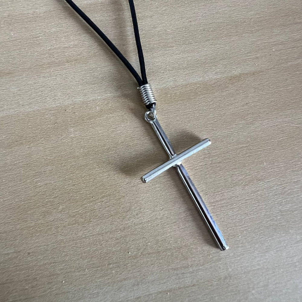 Colar Cruz Minimalista Masculino Prateado Cordão Ajustável