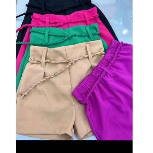 Short Alfaiataria com cinto cintura elástico atrás Preto .