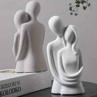 Estatueta Casal de Namorados Abraçados de Gesso para decoração de Casa Escritório Enfeite de Sala