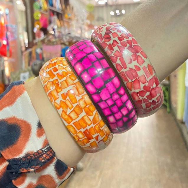 Kit 3 Pulseiras Indiana em Lascas de Pedras - Uma Explosão de Cores e Estilo Étnico, Não Ajustáveis, com Dimensões de 6,5cm de Raio e 2cm de Altura em Tons Laranja, Vermelho e Rosa