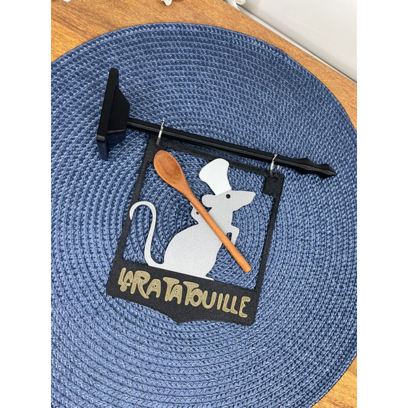 Plaquinha ratatouille opção colorida, letreiro, decoração, Disney, com mini talher de madeira