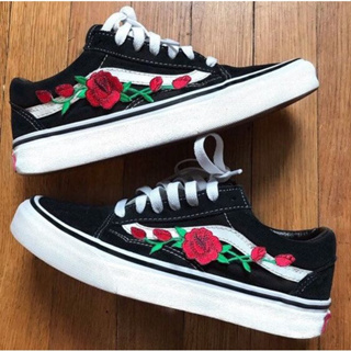 Vans preto com flor 2024 vermelha