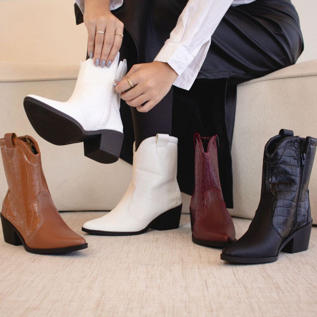 Bota Feminina Western Bico Fino Cano Médio Salto Baixo Ziper