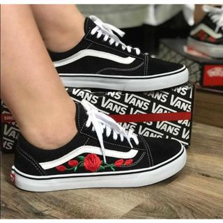 Vans preto best sale com flor vermelha