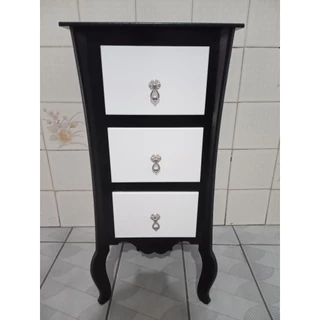 mesa de cabeceira apartamento preto com gavetas brancas