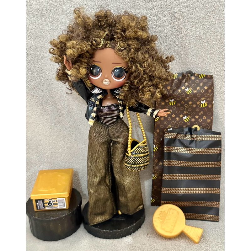 Lol omg store dolls royal bee