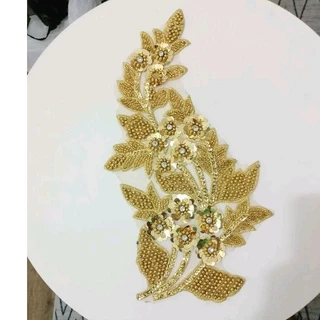 Aplique de renda com miçangas e lantejoulas