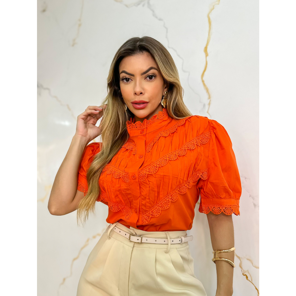 CAMISA FEMININO MANFA CURTA COM BOTÃON E GOLA POUCO ALTO E COM DETALHE B0991